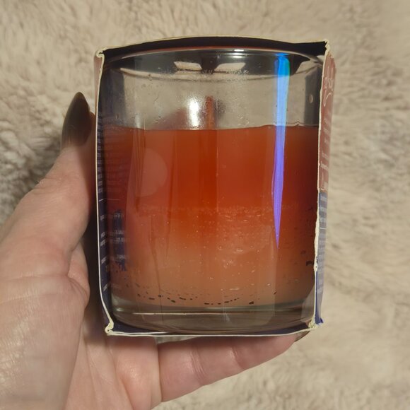 Two Glade 4 oz Candles - Picture 5 of 10